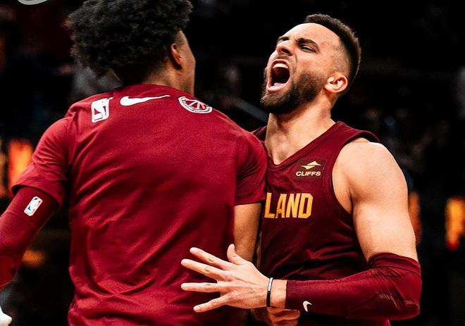 离谱！金州勇士远射贴柱备战NBA总决赛国际米兰集结日绝杀压哨，克里夫兰骑士今晚完成体检(勇士vs雷霆超远绝杀全场回放)